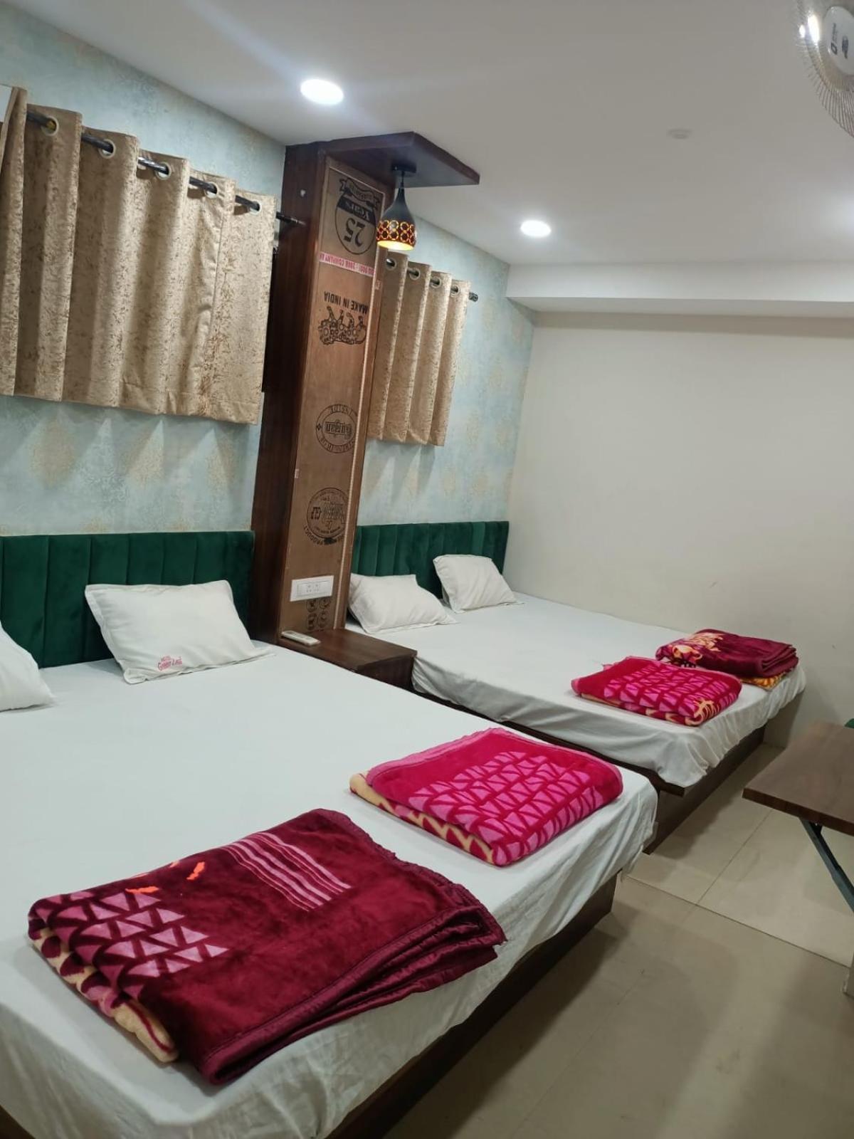 Green Leaf Hotel اوجاين المظهر الخارجي الصورة